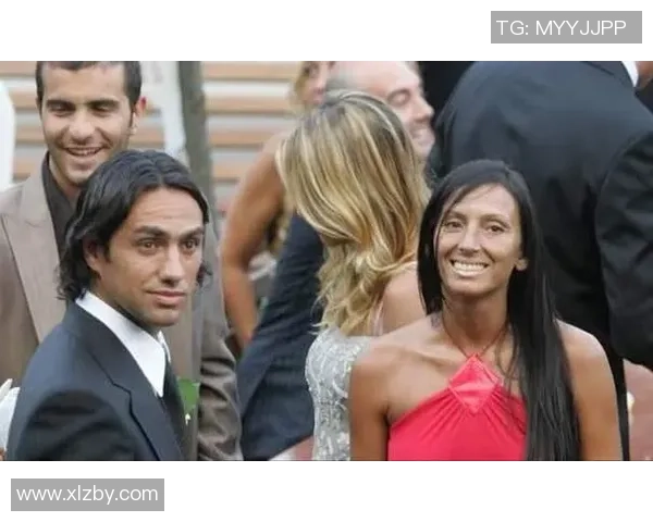 足球明星妻子们的生活揭秘：聚焦国内球员与他们背后的女性力量